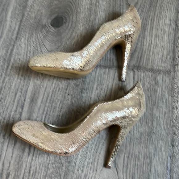 Kelsi Dagger Super fun Gold/Tan Suede Pumps - Picture 3 of 8